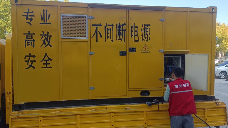 察哈尔右翼后柴油发电机组和UPS电源配合使用时，如何避免切换过程中的电力中断？
